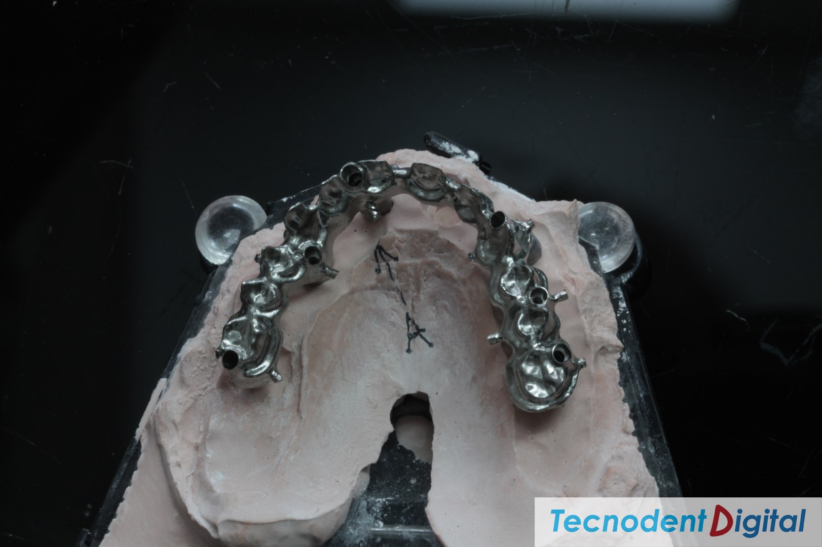 Estructura de Titanio canal angulado TecnodentDigital Laboratorio Dental Gandia Centro de Fresado Centro de Diseño
