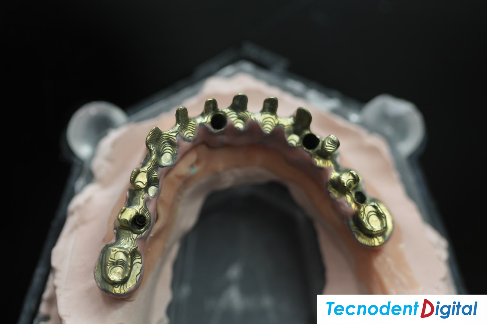 Estructura-implantes-titanio-anodizado-laboratorio-dental-Gandia-Centro-de-Fresado